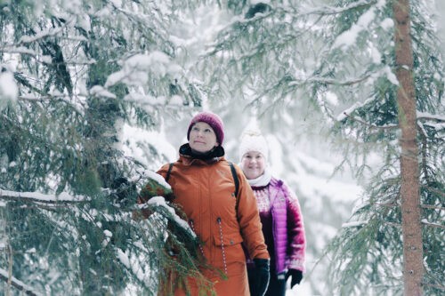 Kaksi naista kävelee Hiitolanjoki_metsakavely